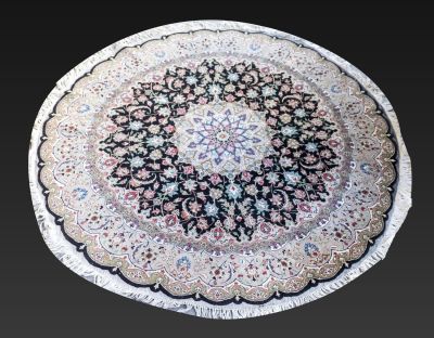 שטיח קשאן פרסי עגול, בצבעים לבן, אדום, שחור, ירוק, חום וכחול עם מדליון מרכזי. קוטר ללא הפרנזים: 