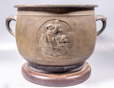 קאשפו ברונזה יפני. קאשפו יפני (כלי לעציץ), סוף המאה ה-19. עשוי ברונזה, מעוטר בסצנות עם דמויות 