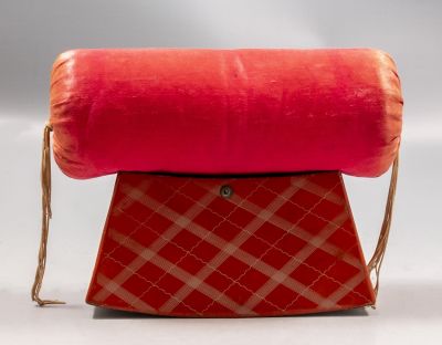 כרית ראש יפנית. כרית ראש (headrest) יפנית מבד קטיפה, סוף שושלת מייג'י. ניצבת על בסיס עץ מצופה 