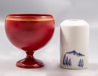 פריטים יפניים. לוט 2 פריטים יפניים, קיוטו, המאה ה-20, כולל: גביע לאקר ואגרטל פורצלן מעוטר ציורי 