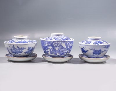 סט כוסות פורצלן אימארי יפנים. סט 3 כוסות פורצלן אימארי יפניות, המאה ה-19 בקירוב. לכולם תחתיות 