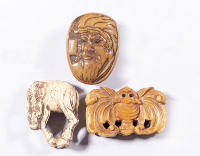 נצוקה יפנים מגולפים. לוט 3 פריטים יפנים כולל: שני נצוקה מגולפים, האחד עשוי קרן בדמות גבר והשני 