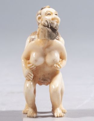 נצוקה יפני מגולף. נצוקה יפני, מגולף בסצנה אירוטית. גובה: 4.5 ס"מ.