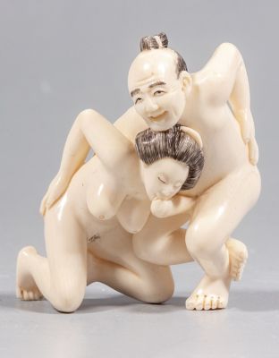 נצוקה יפני מגולף. נצוקה יפני, מגולף בסצנה אירוטית. גובה: 5 ס"מ. חתום.