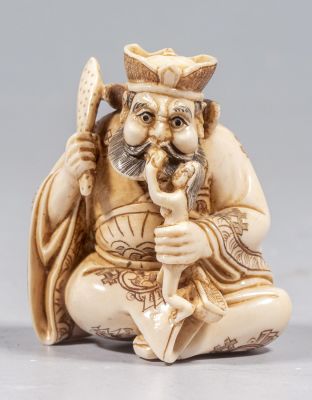 נצוקה יפני מגולף. נצוקה יפני, מגולף בדמות גבר אוחז אישה עירומה. גובה: 4.5 ס"מ. חתום.