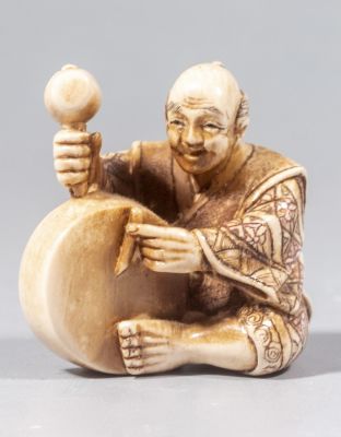 נצוקה יפני מגולף. נצוקה יפני, מגולף בדמות גבר עם תוף. גובה: 3 ס"מ. חתום.