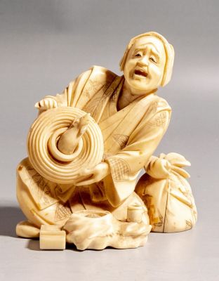 אוקימונו יפני מגולף בדמות גבר עם עכבר. גובה: 8 ס"מ. תיקונים ישנים.