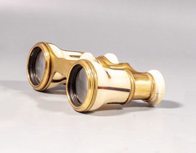 משקפת אופרה יפנית, עבודת שיבאיאמה. משקפת אופרה יפנית מגילוף ופליז, תקופת מייג'י. מעוטרת בעבודת 