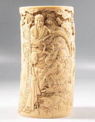 כלי יפני מגולף למכחולים. כלי יפני איכותי למכחולים, תקופת מייג'י. מגולף עם דמויות, חיות וצמחים. 