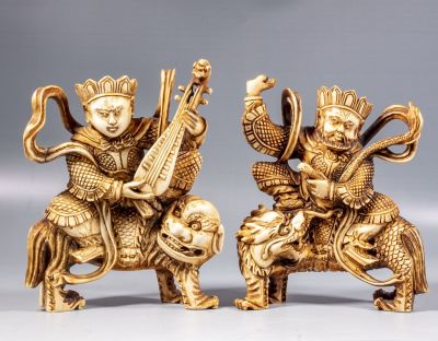זוג גילופים סינים, לוחמים. זוג פסלים סינים מגולפים בדמויות לוחמים רוכבים על כלבי פו, בידיהם נחש 