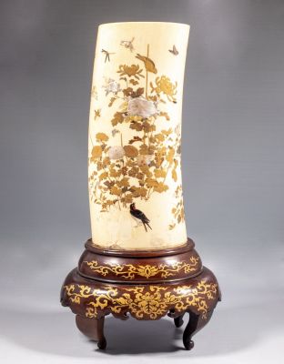 כלי יפני מגולף למברשות. אגרטל.כלי יפני מגולף למברשות (brush pot), מעוטר בעבודת שיבאיאמה 