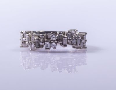 טבעת זהב ויהלומים. טבעת זהב לבן 18K משובצת כ-22 יהלומים (12 מתוכם בחיתוך בגט) במשקל של כ-5 נק' 