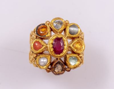 טבעת זהב ואבני חן. טבעת זהב 22K הודית, משובצת אבני חן צבעונית. מידה: 7 US. משקל: 8.2 גרם. לא 