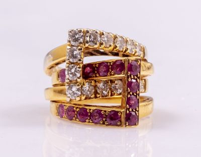 טבעת זהב, יהלומים ורובינים. טבעת 14K משובצת כ- 14 יהלומים של כ-8 נקודות כל אחת סה"כ כ-1.1 קראט 