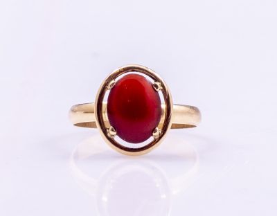 טבעת זהב 14K משובצת אבן אדומה, מידה: 9 US. משקל: 3.1 גרם. חתומה.