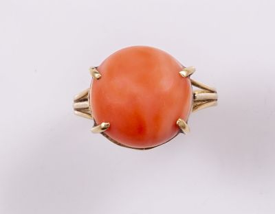טבעת זהב וקורל. טבעת זהב 14K משובצת קורל קבושון. מידה: US 7 3/4. משקל: 4 גרם. לא חתומה, זהב נבדק.