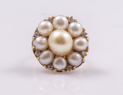 טבעת זהב פנינים ויהלומים. טבעת זהב 14K משובצת 9 פנינים ושמונה יהלומים כ-3 נק' כל אחד. מידה: 1/2 