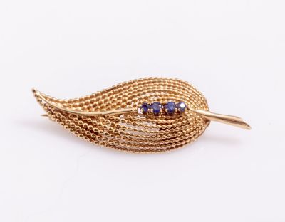 סיכת זהב וספירים. סיכת זהב 14K בצורת עלה משובצת ארבעה ספירים. מידות: 5X2 ס"מ. משקל: 7.1 גרם. לא 