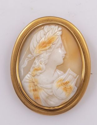 סיכת קמאו וזהב. סיכת זהב 14K, משובץ קמאו מגולף עם דמות מנגנת בנבל. מידות: 38X46 מ"מ. משקל כולל: 