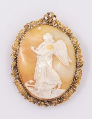 סיכת קמאו וזהב. סיכת/תליון זהב 14K, המסגרת מעוטרת פיליגרן ומשובצת קמאו גדול מגולף עם דמות מלאך. 