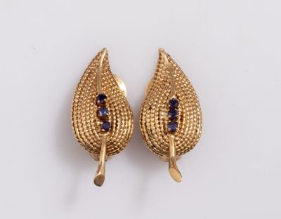 עגילי זהב וספירים. זוג עגילי קליפס מזהב 14K. בצורת עלה, משובצים 4 ספירים כל אחד. מידות: 13X30 