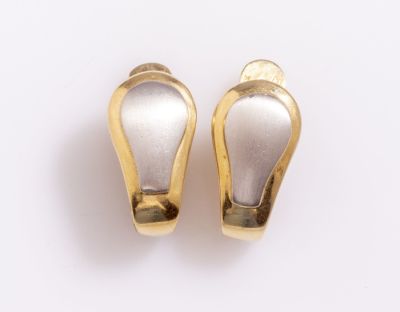 עגילי זהב. זוג עגילי זהב 14K בשני גוונים. אורך: 2 ס"מ. משקל: 9 גרם. חתומים.