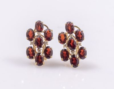 עגילי זהב גרנטים ויהלומים. זוג עגילי זהב 14K, כל עגיל משובץ 7 אבני גרנט וארבעה יהלומים קטנים 