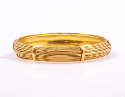 צמיד זהב אתני. צמיד זהב 22K אתני, מעוצב בצורת חישוק עם חוטי זהב שזורים. אורך: 21 ס"מ. קוטר 