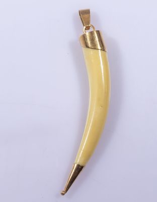 תליון זהב וגילוף. תליון זהב 14K וגילוף בצורת חט. אורך: 9 ס"מ. משקל כולל: 10.5 גרם. לא חתום, זהב נבדק.