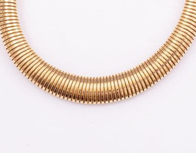 שרשרת זהב 18K עשויה חוליות. אורך: 40 ס"מ, רוחב מירבי: 1.5 ס"מ. משקל: 80.9 גרם. לא חתום, זהב נבדק.