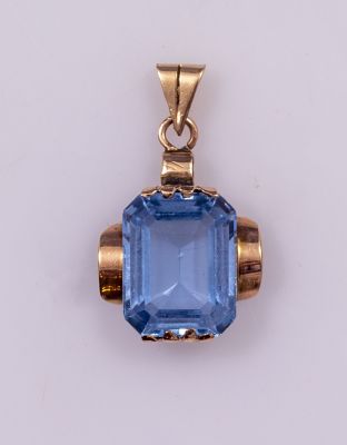 תליון זהב ואבן תכלת. תליון זהב 14K משובץ אבן מרובעת בצבע תכלת. מידות: 22X17 מ"מ. משקל כולל: 3.1 