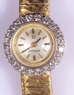שעון יד זהב לאישה, Omega. שעון יד מכני לאישה תוצרת Omega, קופסה ורצועה מזהב 18K. משובץ 20 