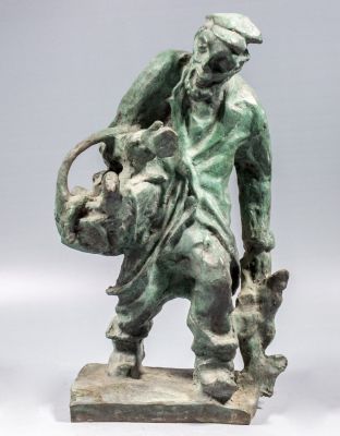 יששכר ריבק (1897-1935), מוכר העופות, פסל ברונזה, גובה (כולל בסיס): 26 ס"מ, חתום.