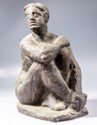 יעקב לוצ'אנסקי (1876-1979), אישה יושבת, פסל ברונזה, 32X19X14 ס"מ, חתום וממוספר 2/7.