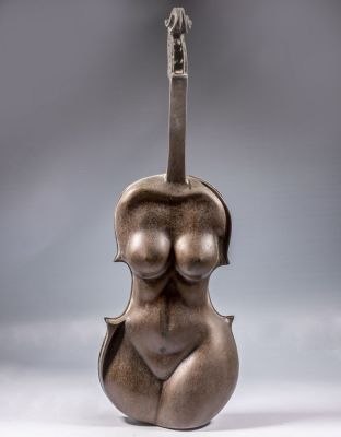 פסל ברונזה, עפ"י סלבדור דאלי. פסל ברונזה עפ"י סלבדור דאלי, הכינור, 58.5X20 ס"מ. חתום וממוספר 1/5.