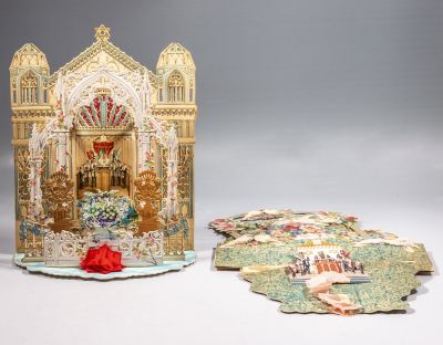 שנות טובות Pop-Up. לוט 2 כרטיסי שנה טובה נפתחים (pop-up) עם איור של רב קורא בספר תורה. מידות: 