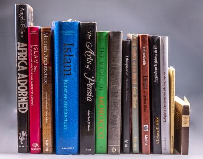 ספרים שונים, ספרות מקצועית. לוט 14 ספרים בנושא אומנות איסלאמית, אפריקאית, שטיחים ועוד. גדלים 