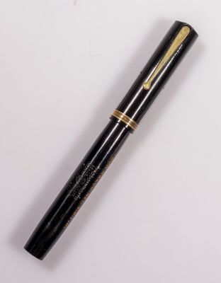 עט נובע, Waterman 5. עט נובע תוצרת Waterman's, דגם 5, צבע שחור וציפוי זהב לחלקי המתכת. אורך: 