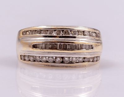 טבעת זהב ויהלומים. טבעת זהב 14K משובצת כ-28 יהלומים כ-2-3 נק' כל אחד וכ-15 יהלומים בחיתוך בגט 