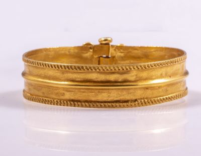 צמיד זהב בוכרי. צמיד זהב 22K, בוכרי, בצורת חישוק עם סוגר. אורך: 21 ס"מ, מידות פנימיות: 6.5-5.5 