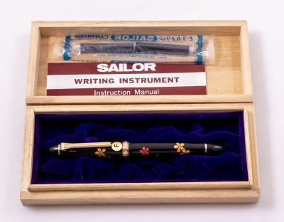 עט נובע סיילור 1911, מאקי-אי. עט נובע תוצרת Sailor, דגם 1911 Maki-E Cherry Blossom. אורך: 13.6 