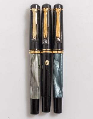 עטים נובעים, Pelikan M200. לוט 3 עטים נובעים, פליקן, דגם M 200, צבעים שונים. אורך: 13 ס"מ. 
