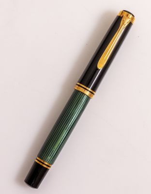 עט נובע, Pelikan M 800 - מערב גרמניה. עט נובע תוצרת Pelikan מערב גרמניה, דגם M800, גוף ירוק פסים 