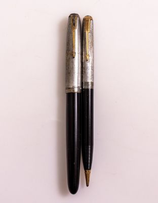 סט עט נובע ועיפרון מכאני, Parker 51 1946, גוף שחור ומכסים מכסף סטרלינג, אורך: 13.5 סנטימטר 