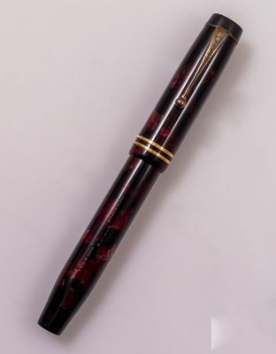 עט נובע, Parker Duofold Senior, בורדו ושחור משויש וציפוי זהב, אורך: 13 סנטימטר, ציפורן זהב 14K 