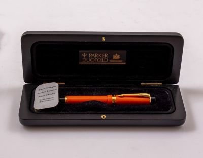 עט נובע, פרקר Duofold Centennial. עט נובע תוצרת Parker דגם Duofold Centennial, צבע כתום וציפוי 
