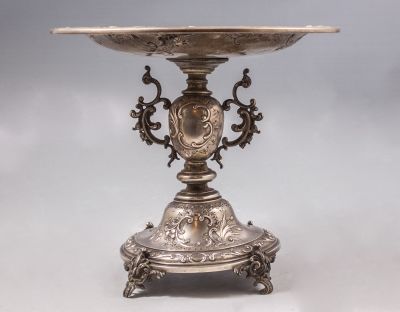 סנטר פיס אוסטרו-הונגרי מכסף, וינה, 1900 בקירוב. מעוטר בתבליטים בסגנון רוקוקו. ניצב על 4 רגליים. 