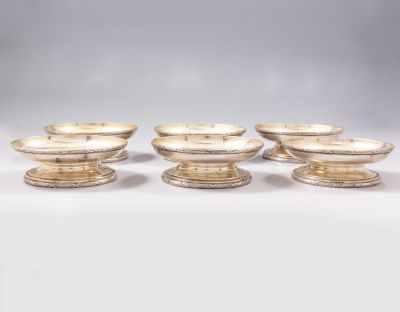 סט קעריות כסף, אוסטרו-הונגריה. סט 6 קעריות כסף, אוסטרו-הונגריה, 1900 בקירוב. גובה: 3.5 ס"מ. 