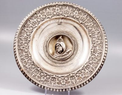 מגש כסף גרמני. מגש כסף 800 גרמני, ברלין. מעוטר בעבודת בלט עם מוטיבים צמחיים ודמות נזיר במרכז 