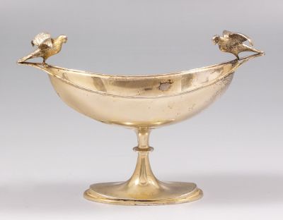 קערית אנגלית מכסף עם רגל לרוטב ברמינגהם, 1908. מעוטרת בציפורים בשני צדיה. גובה: 12 ס"מ. אורך: 